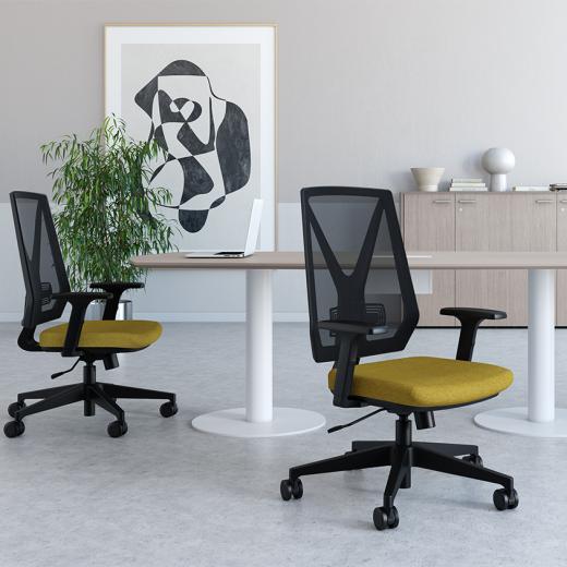 Luminosidade e muita energia: o amarelo mostarda no mobiliário corporativo
